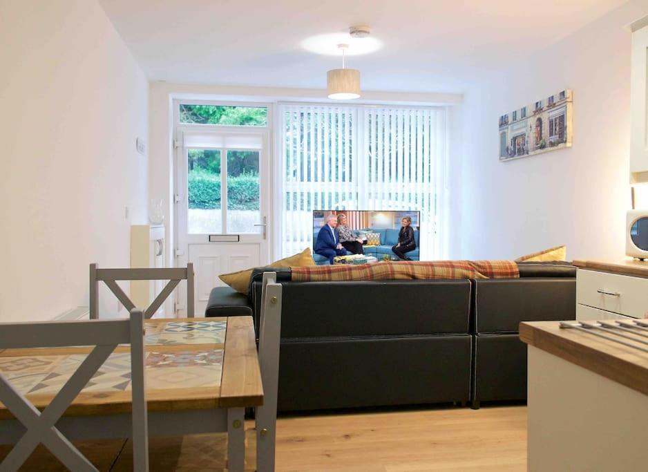 Newly Refurbished Flat, 1 Min From Galgorm Apartment